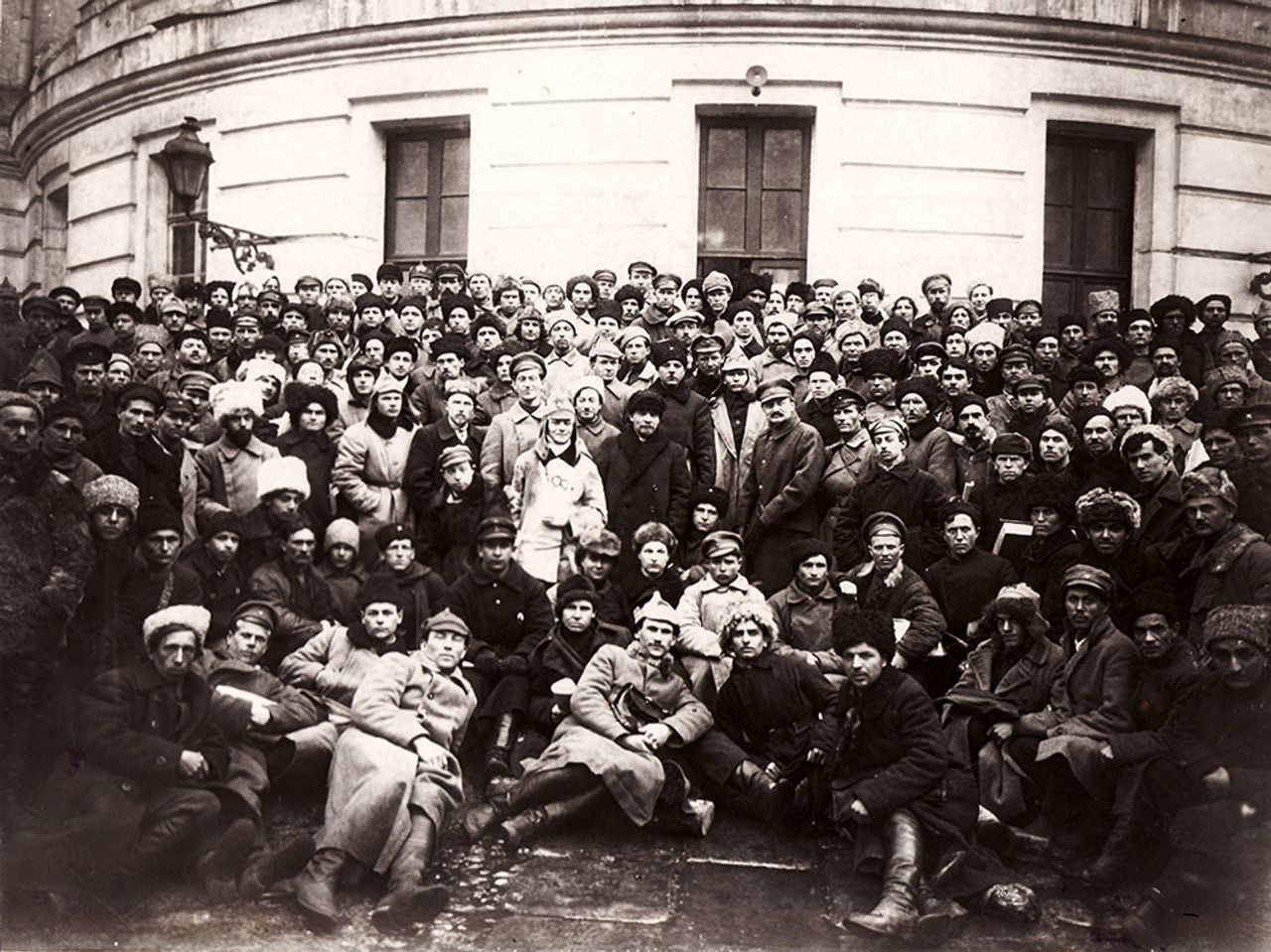Lenin ve Troçki, Onuncu Parti Kongresi'nde Kızıl Ordu askerleriyle, 1921.